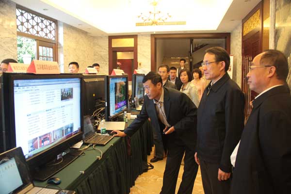 袁德明主任在我校展台前向教育厅沈健厅长、杨湘宁副厅长汇报信息化建设成果